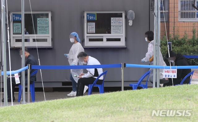 [서울=뉴시스]배훈식 기자 = 추석 연휴를 앞두고 신종 코로나바이러스 감염증(코로나19) 신규 확진자 수가 114명으로 확인된 25일 오전 서울 영등포구 영등포구보건소 선별진료소에서 코로나19 검사를 받으려는 시민들이 문진표를 작성하고 있다. 2020.09.25. dahora83@newsis.com