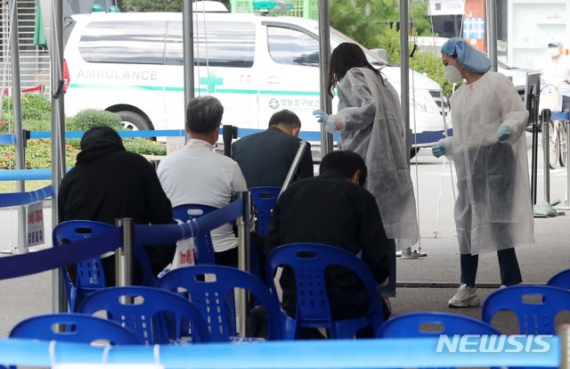 [서울=뉴시스]배훈식 기자 = 추석 연휴를 앞두고 신종 코로나바이러스 감염증(코로나19) 신규 확진자 수가 114명으로 확인된 25일 오전 서울 영등포구 영등포구보건소 선별진료소에서 코로나19 검사를 받으려는 시민들이 문진표를 작성하고 있다. 2020.09.25.&nbsp; dahora83@newsis.com