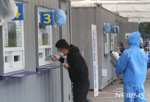 [서울=뉴시스]배훈식 기자 = 추석 연휴를 앞두고 신종 코로나바이러스 감염증(코로나19) 신규 확진자 수가 114명으로 확인된 25일 오전 서울 영등포구 영등포구보건소 선별진료소에서 한 관계자가 소독 작업을 하고 있다. 2020.09.25. dahora83@newsis.com