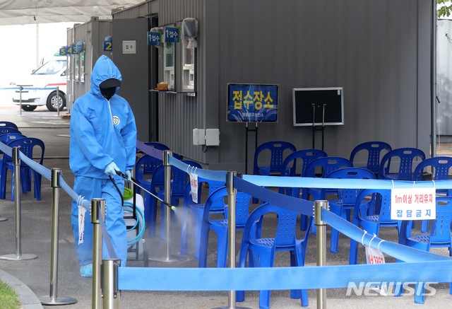 [서울=뉴시스]배훈식 기자 = 추석 연휴를 앞두고 신종 코로나바이러스 감염증(코로나19) 신규 확진자 수가 114명으로 확인된 25일 오전 서울 영등포구 영등포구보건소 선별진료소에서 한 관계자가 소독 작업을 하고 있다. 2020.09.25.&nbsp; dahora83@newsis.com