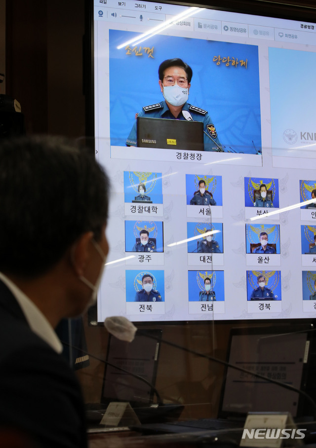 [서울=뉴시스] 박주성 기자 = 김창룡 경찰청장이 25일 오전 서울 서대문구 경찰청 회의실에서 열린 추석방역 및 개천절 집회 대비 전국 지휘부 화상회의에서 모두발언을 하고 있다. 2020.09.25. park7691@newsis.com