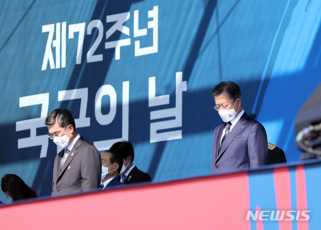 [이천=뉴시스]추상철 기자 = 문재인 대통령이 25일 오전 경기도 이천시 육군 특수전사령부에서 열린 제72주년 국군의 날 기념식에 참석해 서욱 국방부 장관과 함께 묵념을 하고 있다. 2020.09.25. scchoo@newsis.com