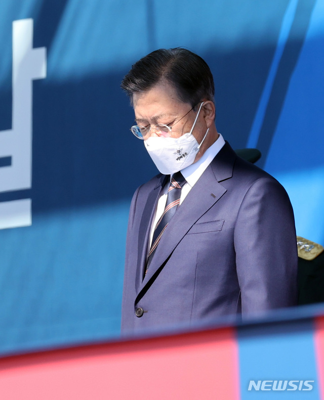 [이천=뉴시스]추상철 기자 = 문재인 대통령이 25일 오전 경기도 이천시 육군 특수전사령부에서 열린 제72주년 국군의 날 기념식에 참석해 묵념을 하고 있다. 2020.09.25. scchoo@newsis.com 