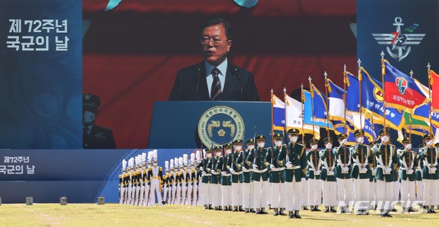 [이천=뉴시스]추상철 기자 = 문재인 대통령이 25일 오전 경기도 이천시 육군 특수전사령부에서 열린 제72주년 국군의 날 기념식에 참석, 기념사를 하고 있다. 2020.09.25. scchoo@newsis.com