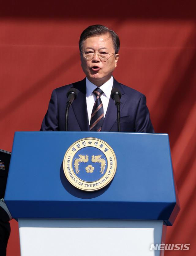 [이천=뉴시스]추상철 기자 = 문재인 대통령이 25일 오전 경기도 이천시 육군 특수전사령부에서 열린 제72주년 국군의 날 기념식에 참석, 기념사를 하고 있다. 2020.09.25. scchoo@newsis.com