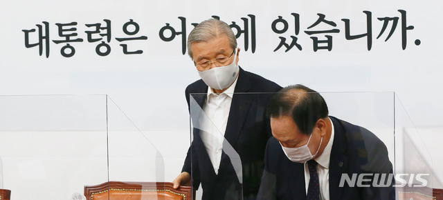 [서울=뉴시스] 김진아 = 김종인 국민의힘 비상대책위원장이 25일 오전 서울 여의도 국회에서 열린 비상대책위원-외교안보특위위원 긴급간담회에서 북한의 해양수산부 공무원 피격 사건에 대해 성명발표 후 자리를 나서고 있다. (공동취재사진) 2020.09.25. photo@newsis.com