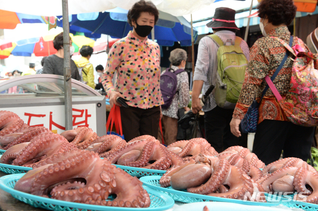 [울산=뉴시스] 배병수 기자 = 추석을 닷새 앞둔 25일 울산 중구 태화시장에 제수용품을 구입하러 나온 시민들로 북적이고 있다. 2020.09.25.&nbsp; bbs@newsis.com
