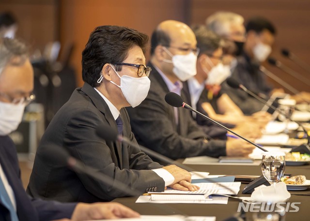 [서울=뉴시스]조명래 환경부 장관이 25일 대전 유성구 ICC호텔에서 열린 금강유역물관리위원회 제3차 회의에 참석해 발언하고 있다. (사진=환경부 제공) 2020.09.25. photo@newsis.com