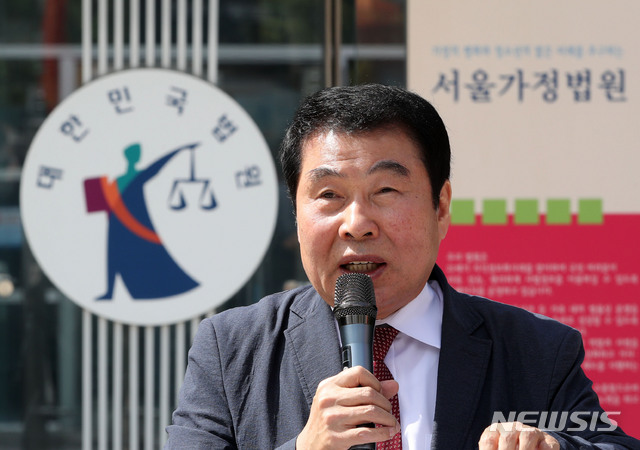 [서울=뉴시스] 박주성 기자 = 최인식 8·15집회 비대위 사무총장이 지난 25일 오전 서울 서초구 서울행정법원 앞에서 '개천절 국민대회' 금지통보 효력정지 가처분 소송 제기 기자회견을 하고 있다. 2020.09.25. park7691@newsis.com