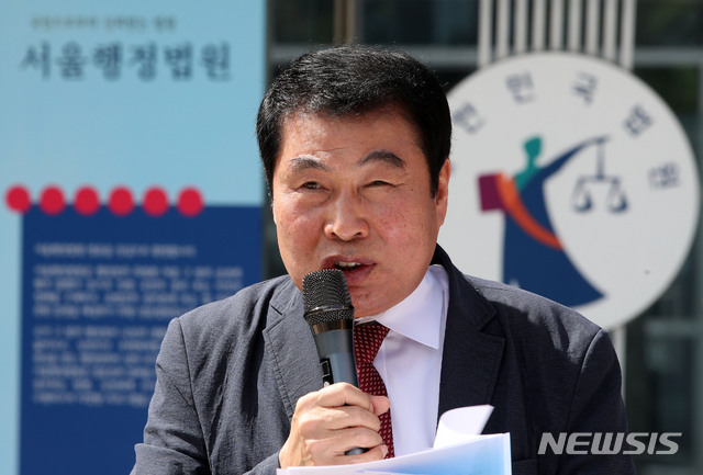 [서울=뉴시스] 박주성 기자 = 최인식 8·15집회 비대위 사무총장이 25일 오전 서울 서초구 서울행정법원 앞에서 '개천절 국민대회' 금지통보에 대한 가처분 소송 제기 기자회견을 하고 있다. 2020.09.25.&nbsp; park7691@newsis.com