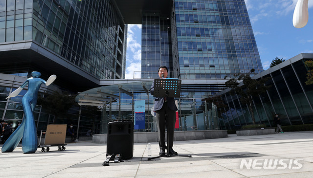 [서울=뉴시스] 박주성 기자 = 최인식 8·15집회 비대위 사무총장이 25일 오전 서울 서초구 서울행정법원 앞에서 '개천절 국민대회' 금지통고에 대한 집행 정지 가처분 소송 제기 기자회견을 하고 있다. 2020.09.25. park7691@newsis.com