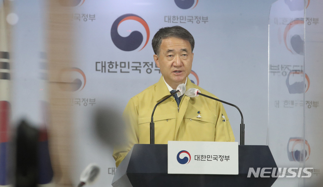 [서울=뉴시스]김명원 기자 = 박능후 중앙재난안전대책본부(중대본) 1차장(보건복지부 장관)이 25일 서울 종로구 정부서울청사 합동브리핑실에서 코로나19 대응 온라인 정례브리핑을 하고 있다. 2020.09.25. kmx1105@newsis.com