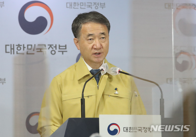 [서울=뉴시스]김명원 기자 = 박능후 중앙재난안전대책본부(중대본) 1차장(보건복지부 장관)이 25일 서울 종로구 정부서울청사 합동브리핑실에서 코로나19 대응 온라인 정례브리핑을 하고 있다. 2020.09.25. kmx1105@newsis.com