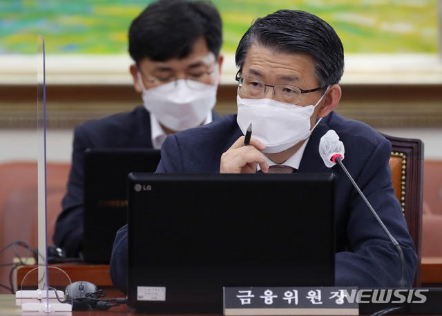 [서울=뉴시스] 김진아 = 은성수 금융위원장이 25일 오전 국회에서 열린 국회 정무위원회 전체회의에서 질의에 답하고 있다. (공동취재사진) 2020.09.25.&nbsp; photo@newsis.com