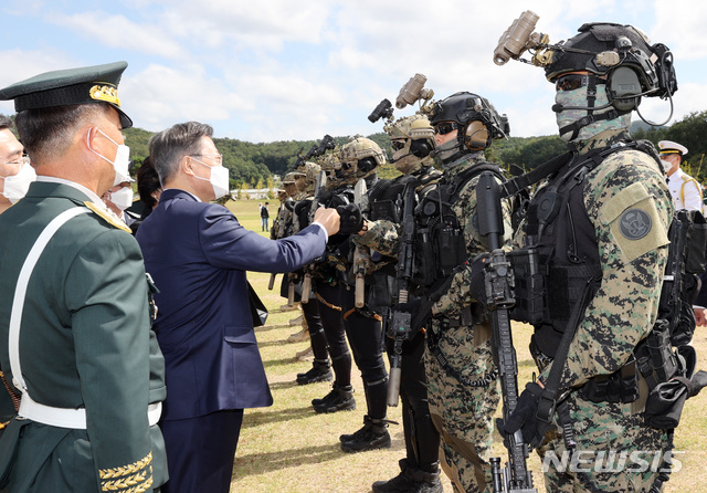 [이천=뉴시스]추상철 기자 = 문재인 대통령이 25일 오전 경기도 이천시 육군 특수전사령부에서 열린 제72주년 국군의 날 기념식에 참석, 특수전부대원들을 격려하고 있다. 2020.09.25.scchoo@newsis.com