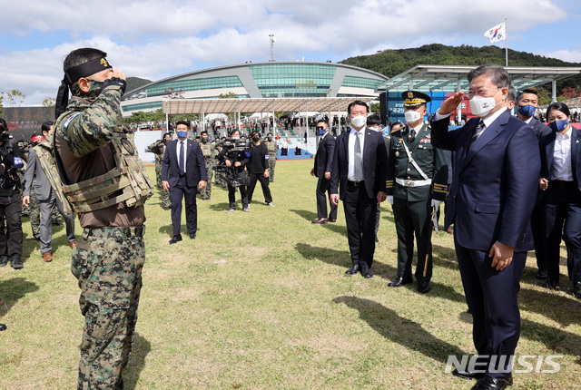 [이천=뉴시스]추상철 기자 = 문재인 대통령이 25일 오전 경기도 이천시 육군 특수전사령부에서 열린 제72주년 국군의 날 기념식에 참석, 특수전요원들의 특공무술 시범을 관람한 뒤 경례를 받고 있다. 2020.09.25.scchoo@newsis.com