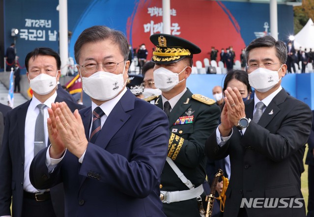 [이천=뉴시스]추상철 기자 = 문재인 대통령이 25일 오전 경기도 이천시 육군 특수전사령부에서 열린 제72주년 국군의 날 기념식에 참석, 특수전부대원들을 격려하고 있다. 2020.09.25.scchoo@newsis.com