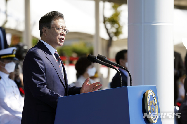 [이천=뉴시스]추상철 기자 = 문재인 대통령이 25일 오전 경기도 이천시 육군 특수전사령부에서 열린 제72주년 국군의 날 기념식에 참석, 기념사를 하고 있다. 2020.09.25. scchoo@newsis.com