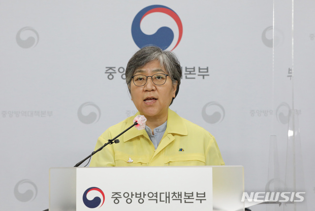 [청주=뉴시스]강종민 기자 = 정은경 중앙방역대책본부장(질병관리청장)이 25일 오후 충북 청주 질병관리청에서 신종 코로나바이러스 감염증(코로나19) 국내 발생 현황 인플루엔자 백신 수급 관련 상황을 브리핑 하고 있다. 2020.09.25.&nbsp; ppkjm@newsis.com