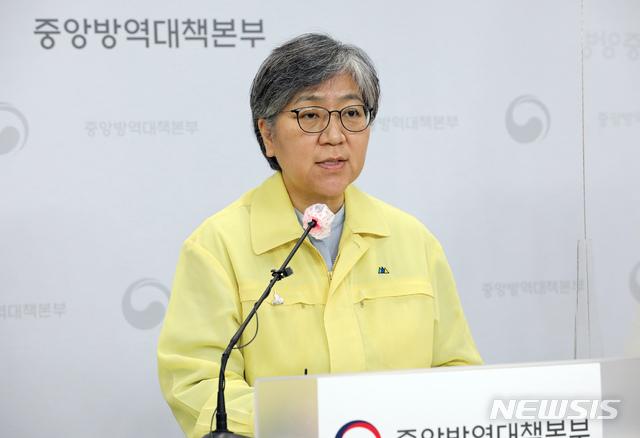 [청주=뉴시스]강종민 기자 = 정은경 중앙방역대책본부장(질병관리청장)이 25일 오후 충북 청주 질병관리청에서 신종 코로나바이러스 감염증(코로나19) 국내 발생 현황 인플루엔자 백신 수급 관련 상황을 브리핑 하고 있다. 2020.09.25.&nbsp; ppkjm@newsis.com