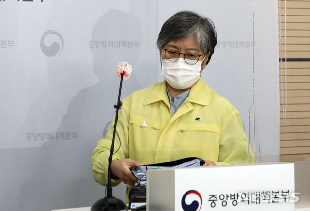 [청주=뉴시스]강종민 기자 = 정은경 중앙방역대책본부장(질병관리청장)이 25일 오후 충북 청주 질병관리청에서 신종 코로나바이러스 감염증(코로나19) 국내 발생 현황 인플루엔자 백신 수급 관련 브리핑을 위해 단상에 오르고 있다. 2020.09.25. ppkjm@newsis.com
