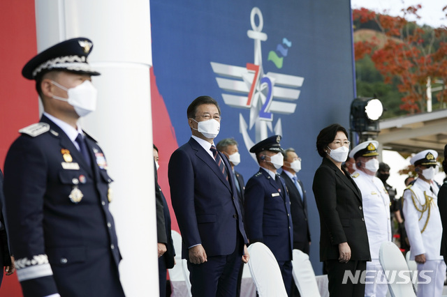 [이천=뉴시스]추상철 기자 = 문재인 대통령이 25일 오전 경기도 이천시 육군 특수전사령부에서 열린 제72주년 국군의 날 기념식에 참석, 공중전력 사열을 받고 있다. 2020.09.25.scchoo@newsis.com