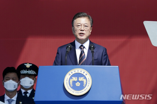 [이천=뉴시스]추상철 기자 = 문재인 대통령이 25일 오전 경기도 이천시 육군 특수전사령부에서 열린 제72주년 국군의 날 기념식에 참석, 기념사를 하고 있다. 2020.09.25. scchoo@newsis.com