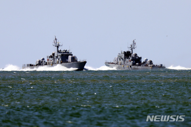 [연평도=뉴시스] 최진석 기자 = 25일 피격 실종 공무원이 관측된 북측 황해남도 옹진군 등산곶 해안 부근 우리 영해에 해군 고속정이 기동하고 있다. 2020.09.25.&nbsp; myjs@newsis.com 