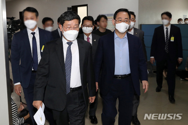 [서울=뉴시스] 김진아 = 전해철 국회 정보위원장과 박지원 국가정보원장, 주호영 국민의힘 원내대표가 25일 오후 서울 여의도 국회에서 연평도 인근 공무원 북한 피격 사건 관련 현안보고를 위해 열린 정보위 전체회의에 참석하고 있다. (공동취재사진) 2020.09.25. photo@newsis.com