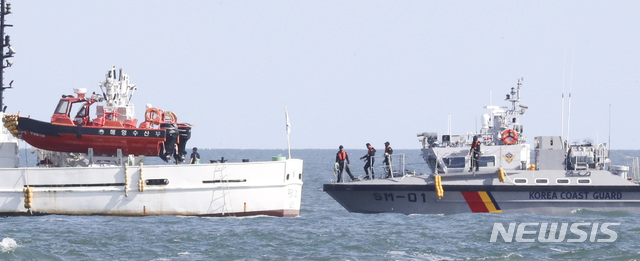 [연평도=뉴시스] 최진석 기자 = 피격 실종 해양수산부 어업지도 공무원 관련 수사를 이어가고 있는 해양경찰이 25일 인천 옹진군 연평도 해상에 정박한 어업지도선 무궁화 10호의 해상조사를 위해 접근하고 있다. 2020.09.25.&nbsp; myjs@newsis.com 