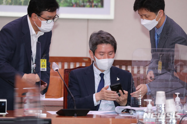 [서울=뉴시스] 김진아 = 이인영 통일부 장관이 25일 오후 국회에서 열린 외교통일위원회 전체회의 `북한군의 어업지도원 총격 사망사건'에 관한 현안질의에 앞서 관계자로부터 `북한 노동당 중앙위 명의의 통지문에 관한 보고를 받고 있다. (공동취재사진) 2020.09.25.  photo@newsis.com