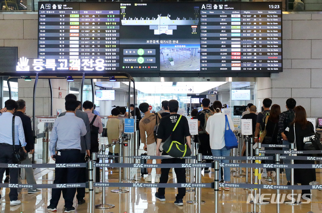[서울=뉴시스]배훈식 기자 = 민족 최대의 명절 추석 연휴를 앞둔 25일 오후 서울 강서구 김포국제공항 국내선 탑승구에서 여행객들이 수속을 밟고 있다. 2020.09.25. dahora83@newsis.com
