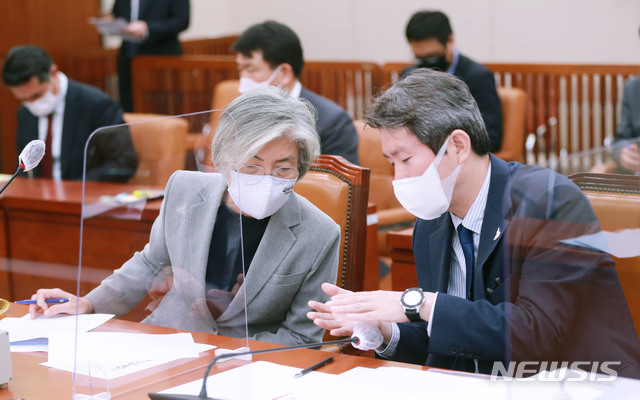 [서울=뉴시스] 김진아 = 강경화 외교부 장관(왼쪽)과 이인영 통일부 장관이 25일 오후 서울 여의도 국회에서 열린 외교통일위원회 전체회의에서 대화를 나누고 있다. (공동취재사진) 2020.09.25.  photo@newsis.com