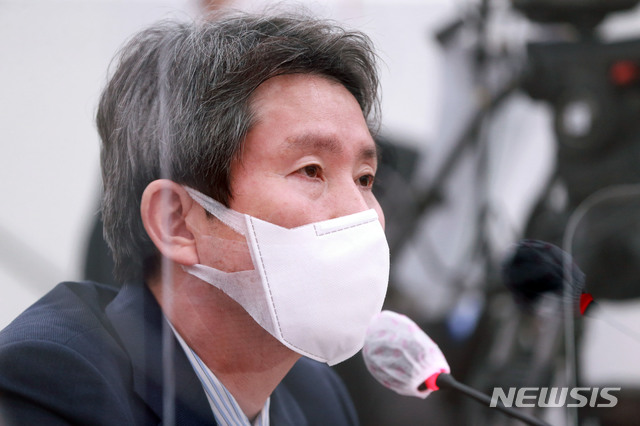 [서울=뉴시스] 김진아 = 이인영 통일부 장관이 25일 오후 서울 여의도 국회에서 열린 외교통일위원회 전체회의에서 의원질의에 답하고 있다. (공동취재사진) 2020.09.25.  photo@newsis.com