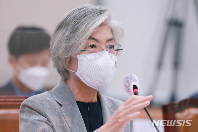 [서울=뉴시스] 김진아 = 강경화 외교부 장관이 25일 오후 서울 여의도 국회에서 열린 외교통일위원회 전체회의에서 의원질의에 답하고 있다. (공동취재사진) 2020.09.25.&nbsp; photo@newsis.com