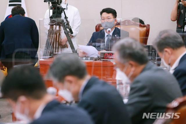 [서울=뉴시스] 김진아 = 송영길 위원장이 25일 오후 서울 여의도 국회에서 열린 외교통일위원회 전체회의를 주재하고 있다. (공동취재사진) 2020.09.25.  photo@newsis.com