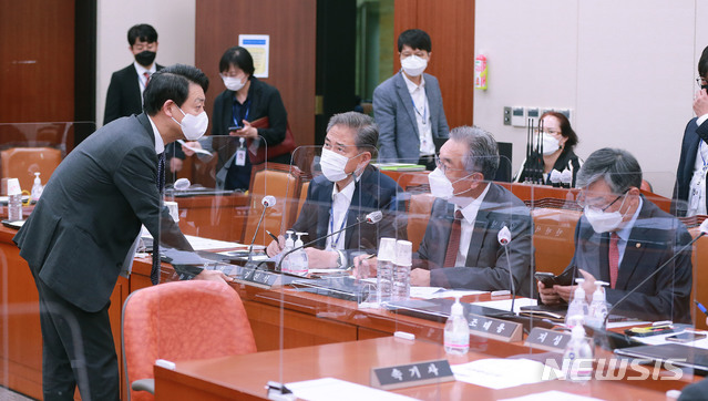 [서울=뉴시스] 김진아 = 김영호 더불어민주당 간사(왼쪽 부터)와 박진·정진석·조태용 국민의힘 의원이 25일 서울 여의도 국회에서 열린 정무위원회 전체회의를 앞두고 대화를 나누고 있다. (공동취재사진) 2020.09.25.  photo@newsis.com