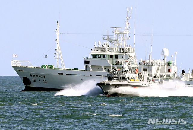 [연평도=뉴시스] 최진석 기자 = 피격 실종 해양수산부 어업지도 공무원 관련 수사를 이어가고 있는 해양경찰이 25일 인천 옹진군 연평도 해상에 정박한 어업지도선 무궁화 10호의 해상조사를 마친 뒤 이동하고 있다. 2020.09.25.&nbsp; myjs@newsis.com