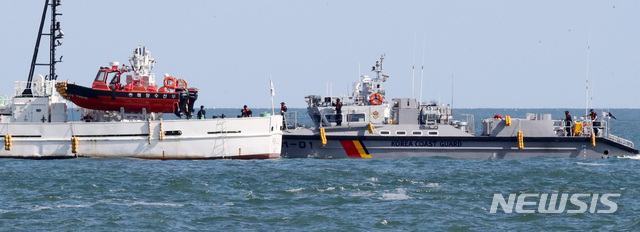 [연평도=뉴시스] 최진석 기자 = 피격 사망 해양수산부 어업지도 공무원 관련 수사중인 25일 오후 인천 옹진군 연평도 해상에 정박한 어업지도선 '무궁화 10' 해상조사를 마친 해양경찰이 이동하고 있다. 2020.09.25. myjs@newsis.com