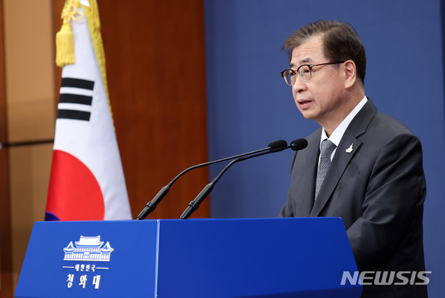 [서울=뉴시스]추상철 기자 = 서훈 국가안보실장이 25일 청와대 춘추관 대브리핑 룸에서 문재인 대통령과 김정은 국무위원장의 친서 관련 브리핑을 하고 있다. 2020.09.25.scchoo@newsis.com