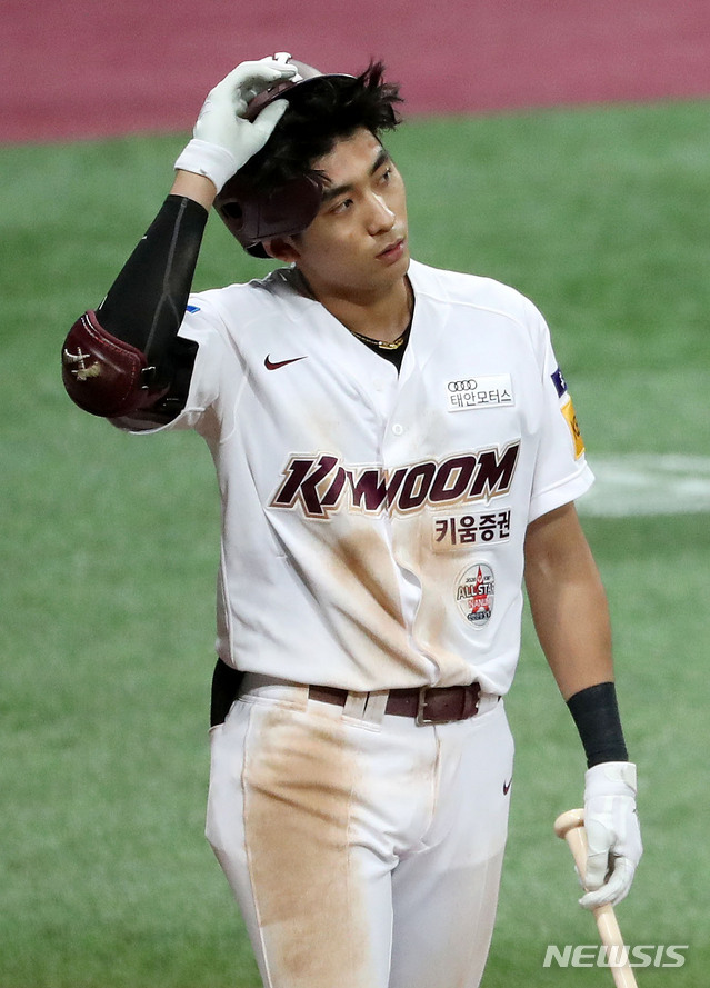 [서울=뉴시스]홍효식 기자 = 25일 오후 서울 구로구 고척스카이돔에서 열린 '2020 신한은행 SOL KBO리그' 키움 히어로즈 대 SK 와이번스의 경기, 6회말 2사 키움 이정후가 삼진아웃을 당한 뒤 아쉬워하고 있다. 2020.09.25. yesphoto@newsis.com