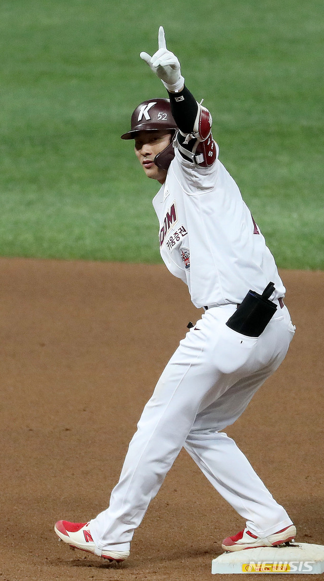 [서울=뉴시스]홍효식 기자 = 25일 오후 서울 구로구 고척스카이돔에서 열린 '2020 신한은행 SOL KBO리그' 키움 히어로즈 대 SK 와이번스의 경기, 10회말 무사 키움 김하성이 2루타를 친 뒤 세리머니를 하고 있다. 2020.09.25.&nbsp; yesphoto@newsis.com