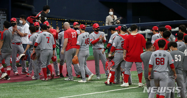 [서울=뉴시스]홍효식 기자 = 25일 오후 서울 구로구 고척스카이돔에서 열린 '2020 신한은행 SOL KBO리그' 키움 히어로즈 대 SK 와이번스의 경기, 8대 6으로 승리한 SK 선수들이 자축하고 있다. 2020.09.25. yesphoto@newsis.com