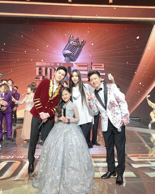 [서울=뉴시스] 가수 하리수와 '미스터트롯' 1위·2위·3위 출연자. (사진 = 하리수 인스타그램) 2020.09.26. photo@newsis.com