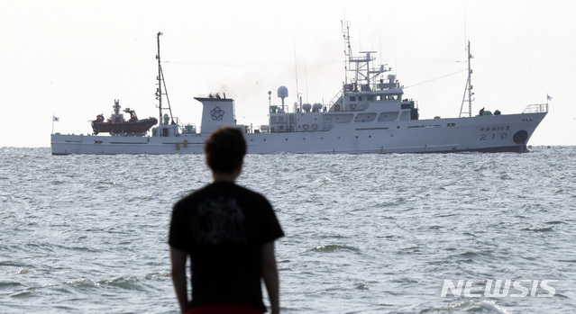 [연평도=뉴시스] 최진석 기자 = 피격 공무원 탑승했던 어업지도선 무궁화 10호가 26일 오전 인천 옹진군 연평도 부근 해상에서 귀항을 위해 이동하고 있다. 2020.09.26.&nbsp; myjs@newsis.com