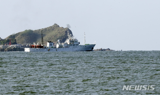 [연평도=뉴시스] 최진석 기자 = 피격 공무원 탑승했던 어업지도선 무궁화 10호가 26일 오전 인천 옹진군 연평도 부근 해상에서 귀항을 위해 이동하고 있다. 2020.09.26. myjs@newsis.com