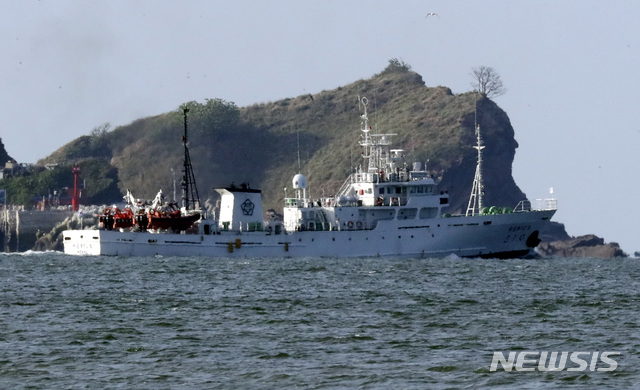 [연평도=뉴시스] 최진석 기자 = 피격 공무원 탑승했던 어업지도선 무궁화 10호가 26일 오전 인천 옹진군 연평도 부근 해상에서 귀항을 위해 이동하고 있다. 2020.09.26.&nbsp; myjs@newsis.com 