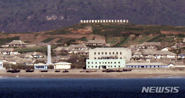 [연평도=뉴시스] 최진석 기자 = 26일 인천 옹진군 연평도에서 바라본 북한 옹진군 마을에 선전문구가 보이고 있다. 2020.09.26.&nbsp; myjs@newsis.com