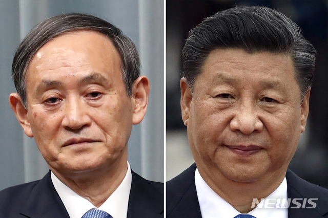 [도쿄=AP/뉴시스] 중국 시진핑 국가주석과 일본 스가 요시히데 총리는 25일 밤 처음으로 전화회담을 갖고 양국 간 정상회담을 비롯한 고위급 접촉을 확대하기로 의견을 모았다. 사진은 시 주석과 스가 총리의 자료사진이다. 2020.09.26