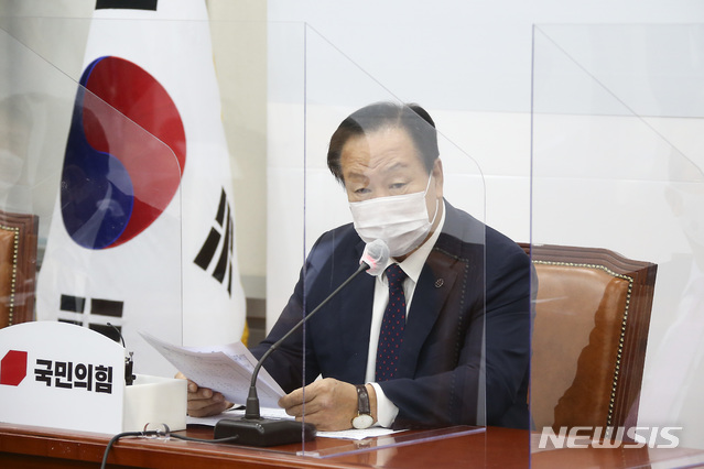 [서울=뉴시스]김명원 기자 = '북한의 우리 국민 사살·화형 만행 진상조사TF' 팀장을 맡은 한기호 의원이 26일 서울 여의도 국회에서 열린 국민의힘 '북한의 우리 국민 사살·화형 만행 진상조사TF' 제1차회의에서 참석해 발언하고 있다. (사진=국민의힘 제공) 2020.09.26.photo@newsis.com